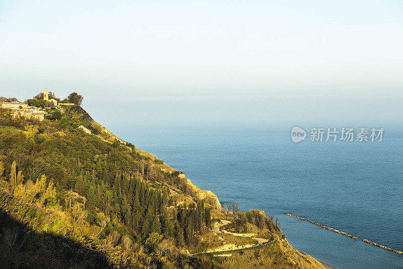 中世纪村庄俯瞰大海，Fiorenzuola di Focara, Pesaro, Marche，意大利